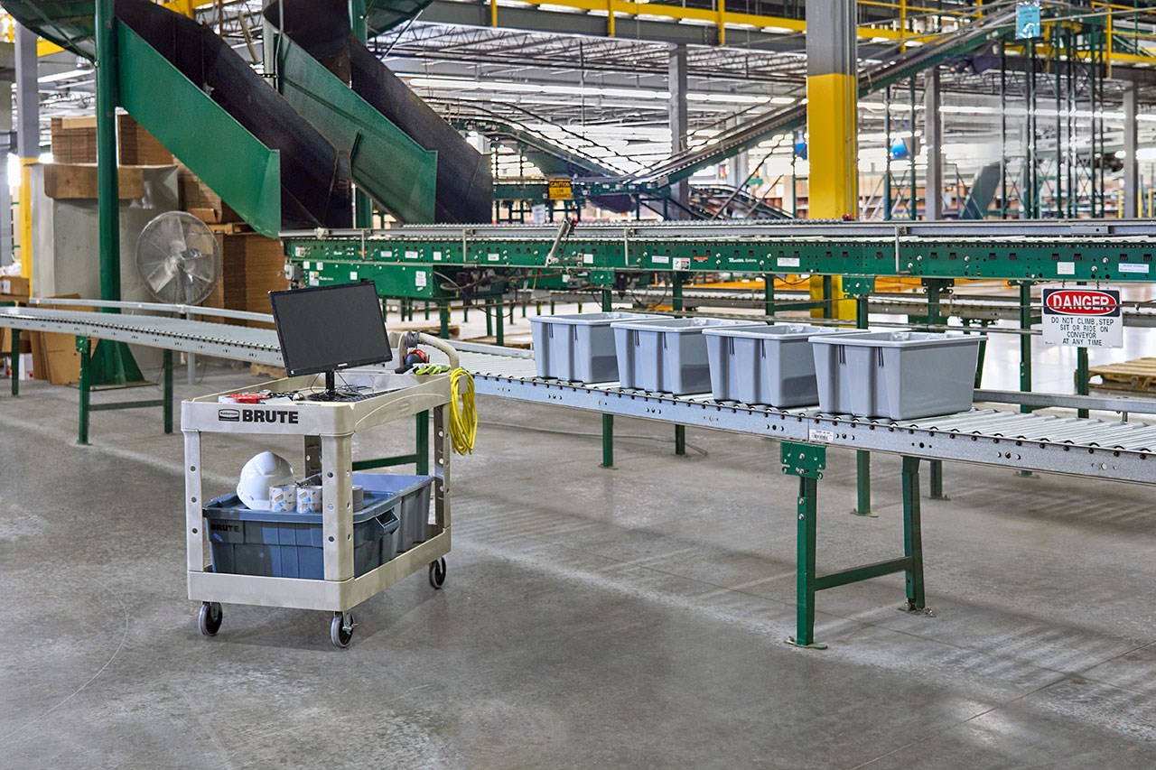 The BRUTE Heavy-Duty Utility Cart with Lipped Shelf transports materials, supplies, and heavy loads securely with up to 500 lbs. load capacity. The lipped shelves prevents items from falling off the cart and features an integrated V-notch to hold pipe and conduit securely for safe cutting.