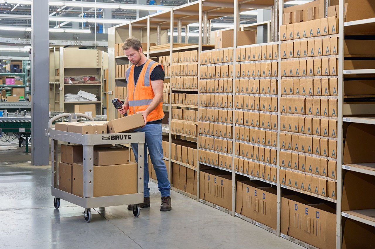 The BRUTE Heavy-Duty Utility Cart with Lipped Shelf transports materials, supplies, and heavy loads securely with up to 500 lbs. load capacity. The lipped shelves prevents items from falling off the cart and features an integrated V-notch to hold pipe and conduit securely for safe cutting.