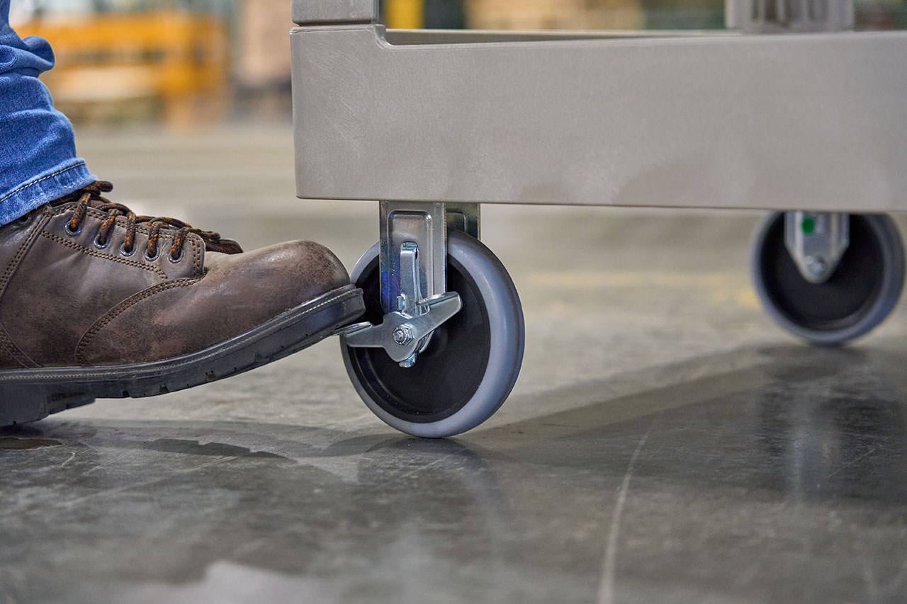 The BRUTE Heavy-Duty Utility Cart with Lipped Shelf transports materials, supplies, and heavy loads securely with up to 500 lbs. load capacity. The lipped shelves prevents items from falling off the cart and features an integrated V-notch to hold pipe and conduit securely for safe cutting.