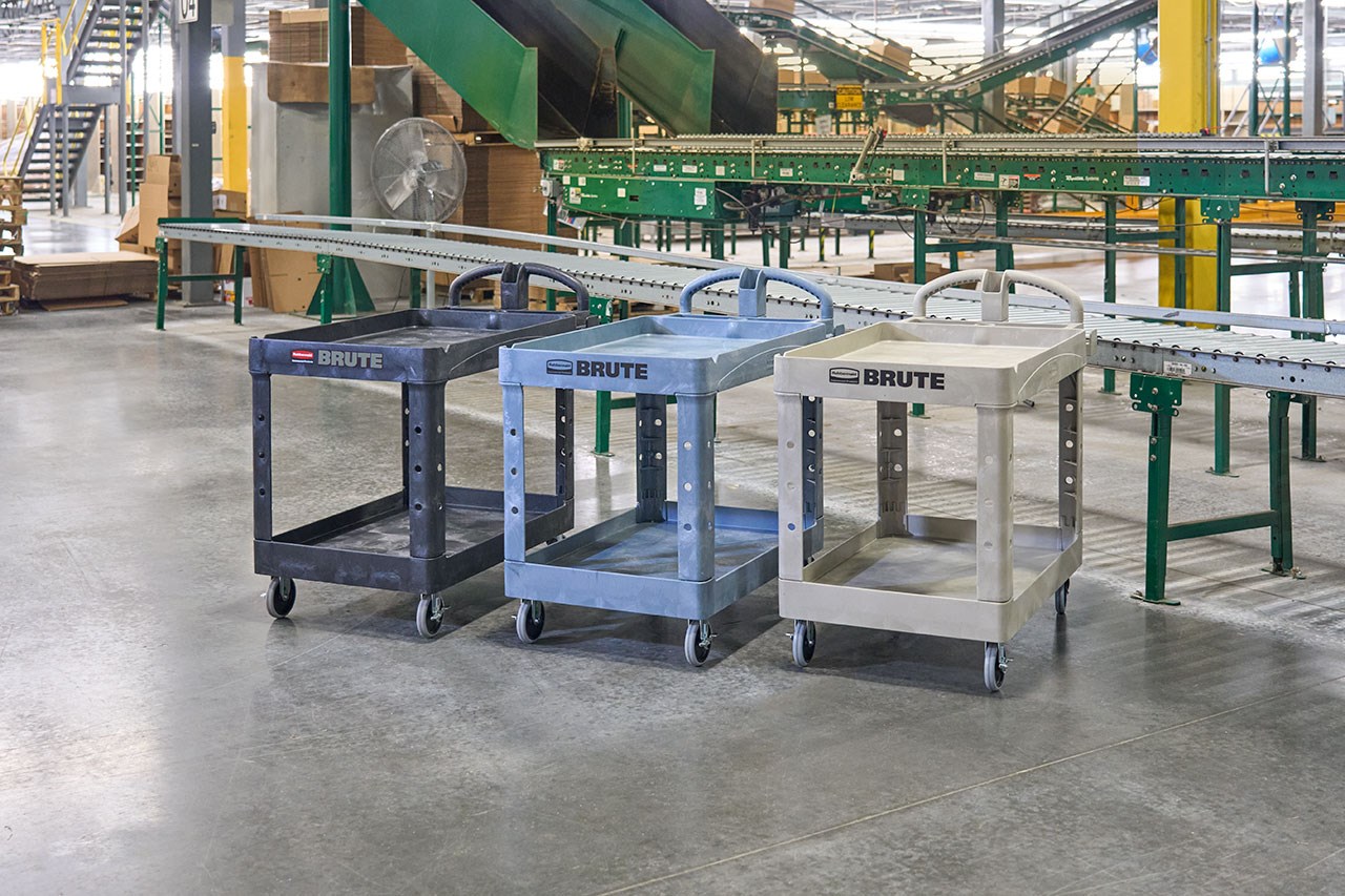 The BRUTE Heavy-Duty Utility Cart with Lipped Shelf transports materials, supplies, and heavy loads securely with up to 500 lbs. load capacity. The lipped shelves prevents items from falling off the cart and features an integrated V-notch to hold pipe and conduit securely for safe cutting.