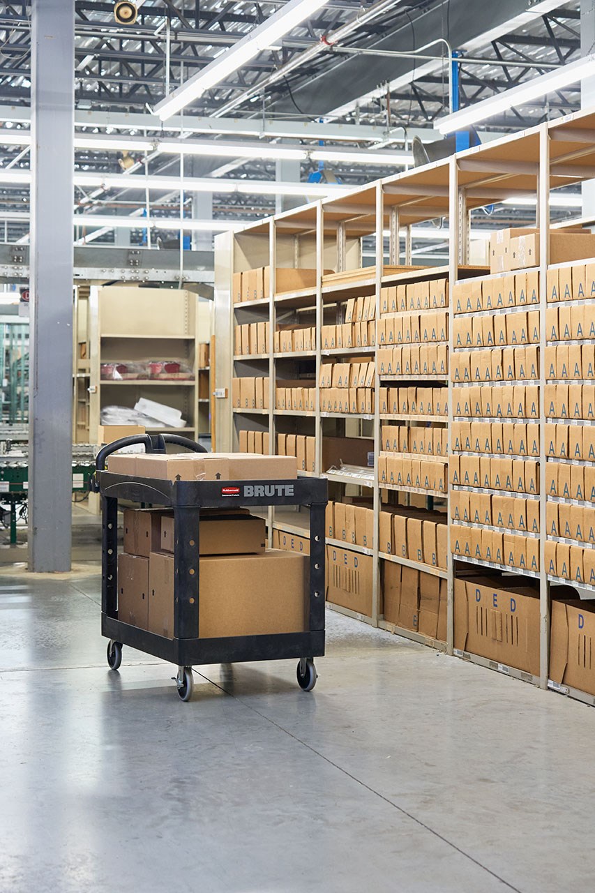 The BRUTE Heavy-Duty Utility Cart with Lipped Shelf transports materials, supplies, and heavy loads securely with up to 500 lbs. load capacity. The lipped shelves prevents items from falling off the cart and features an integrated V-notch to hold pipe and conduit securely for safe cutting.