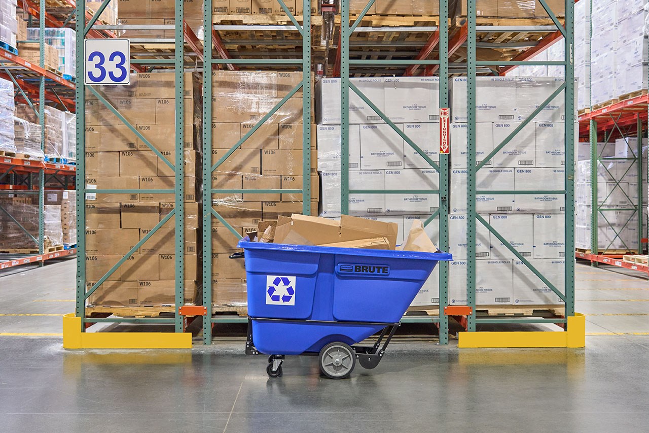 The BRUTE Standard Duty Tilt Truck has industrial strength construction and can transport heavy loads up to 1,250 lbs. with ease.