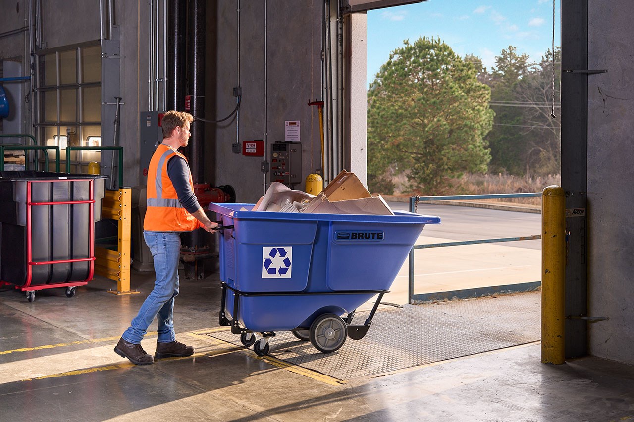 The BRUTE Standard Duty Tilt Truck has industrial strength construction and can transport heavy loads up to 1,250 lbs. with ease.