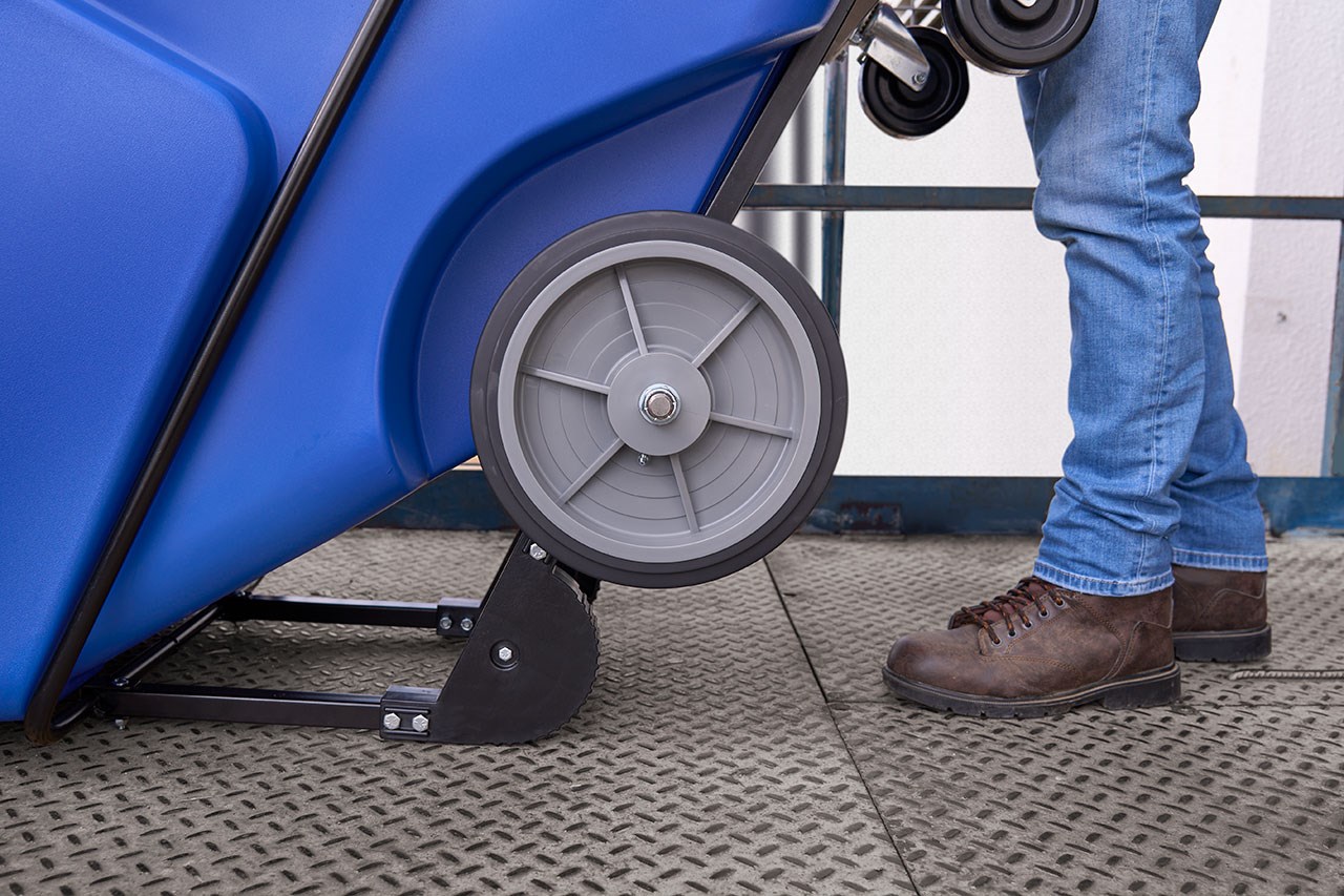 The BRUTE Standard Duty Tilt Truck has industrial strength construction and can transport heavy loads up to 1,250 lbs. with ease.