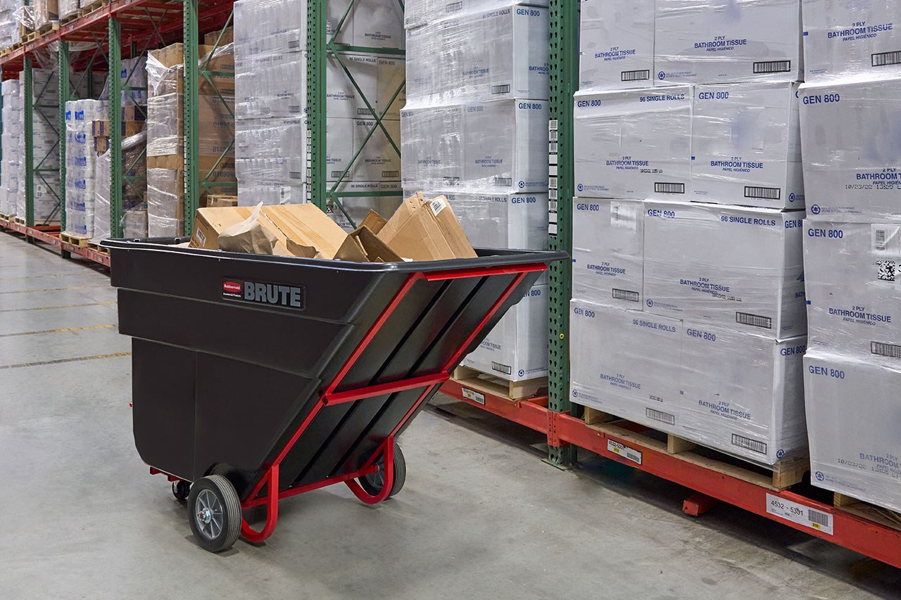 The BRUTE Standard Duty Tilt Truck has industrial strength construction and can transport heavy loads up to 1,200 lbs. with ease.