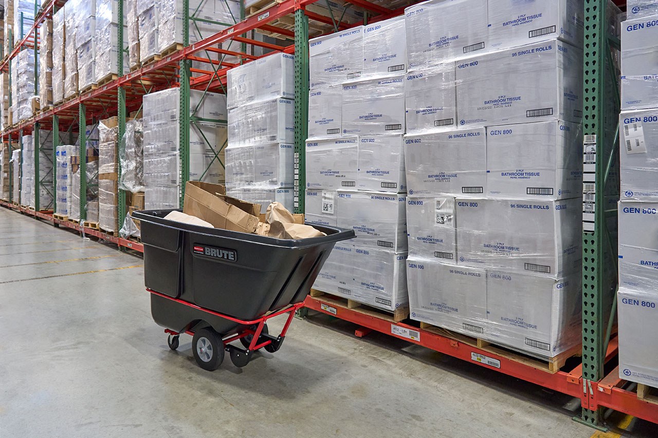 The BRUTE Standard Duty Tilt Truck has industrial strength construction and can transport heavy loads up to 1,250 lbs. with ease.