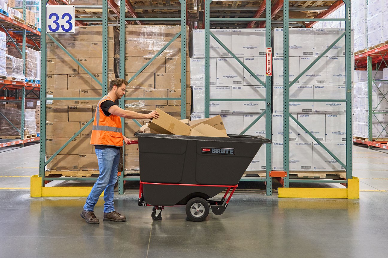 The BRUTE Standard Duty Tilt Truck has industrial strength construction and can transport heavy loads up to 1,250 lbs. with ease.