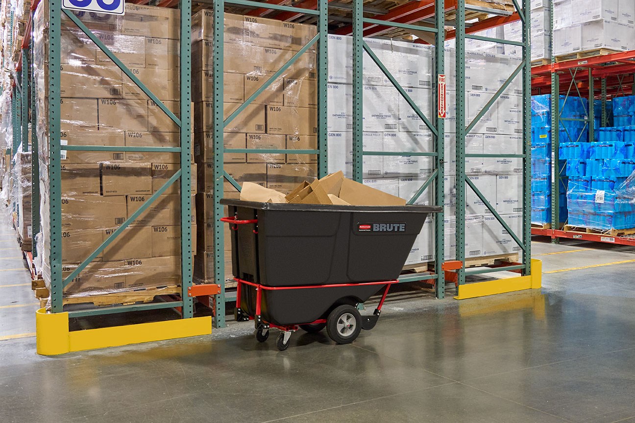 The BRUTE Standard Duty Tilt Truck has industrial strength construction and can transport heavy loads up to 1,250 lbs. with ease.