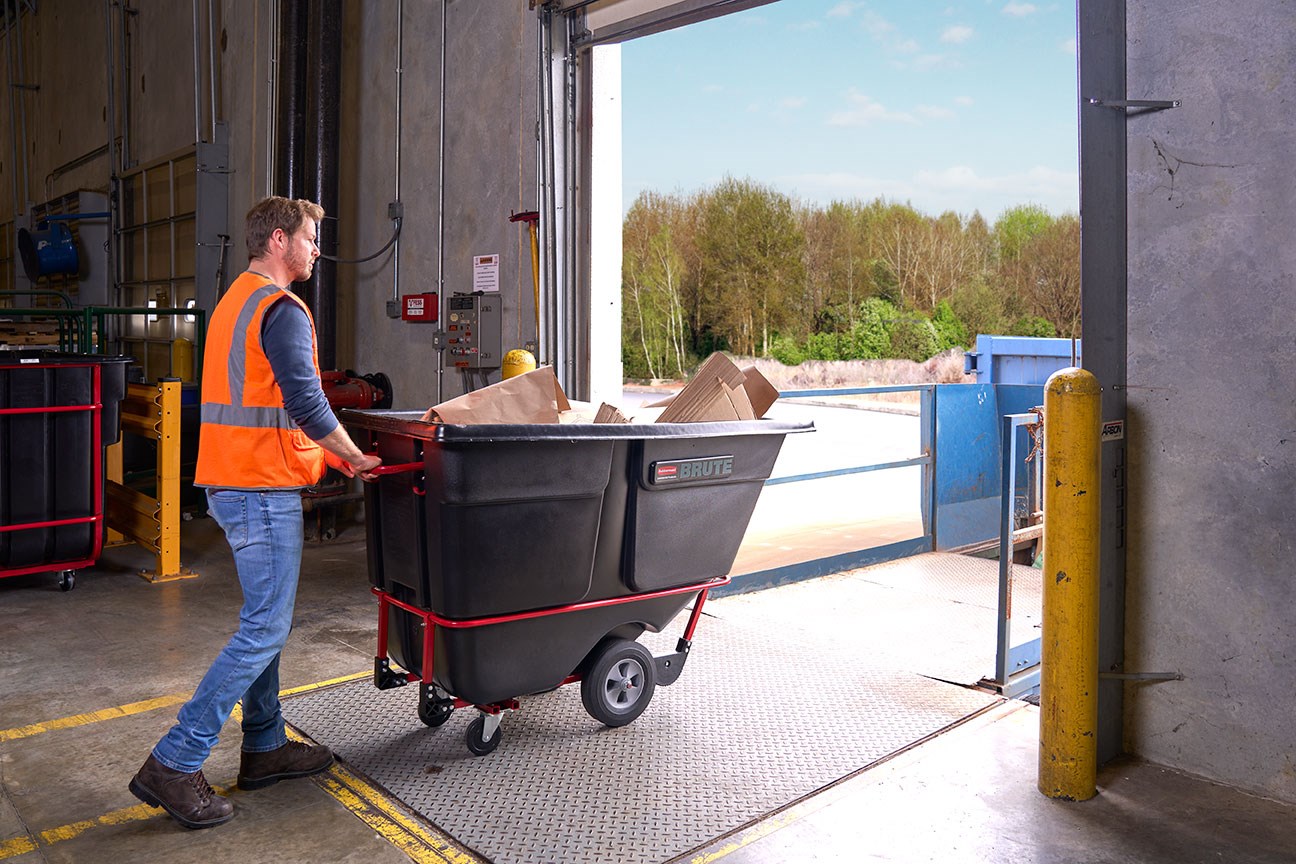 The BRUTE Standard Duty Tilt Truck has industrial strength construction and can transport heavy loads up to 1,250 lbs. with ease.