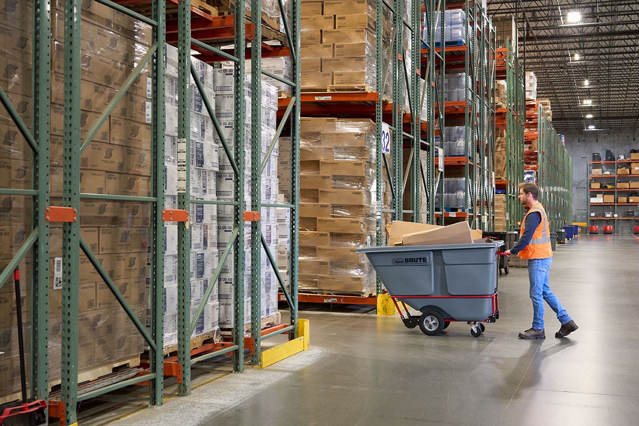 The BRUTE Standard Duty Tilt Truck has industrial strength construction and can transport heavy loads up to 1,250 lbs. with ease.