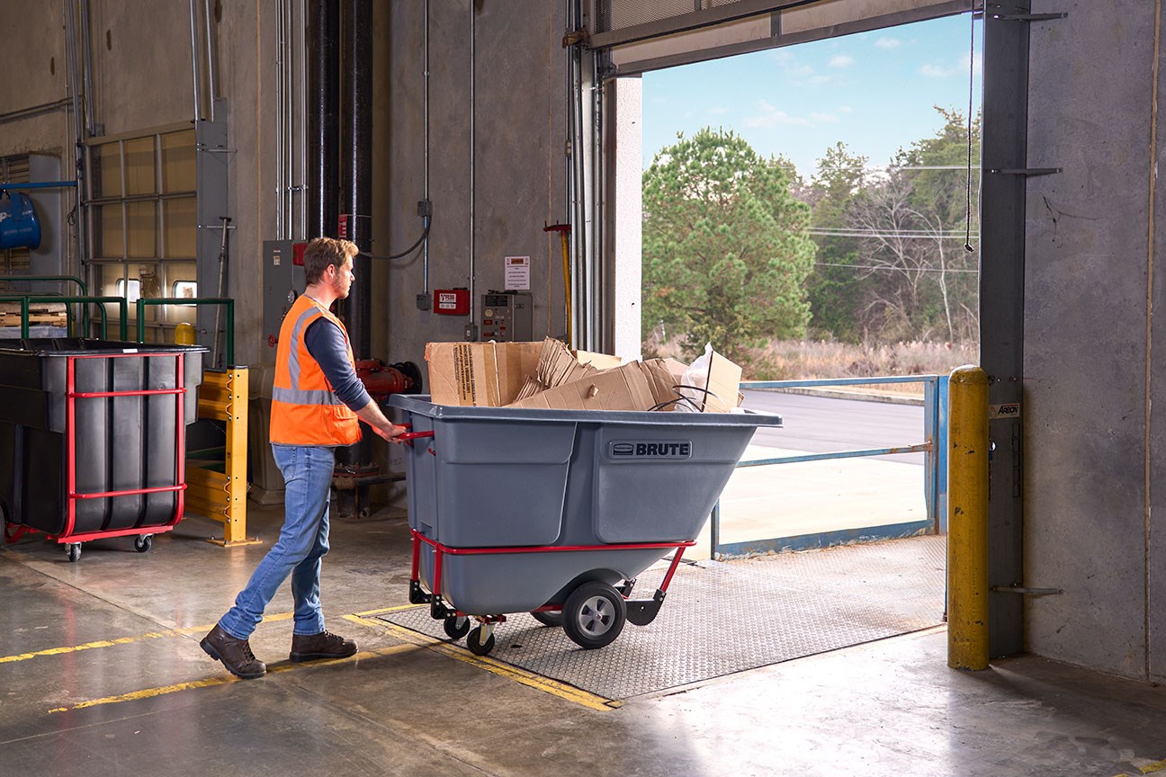 The BRUTE Standard Duty Tilt Truck has industrial strength construction and can transport heavy loads up to 1,250 lbs. with ease.