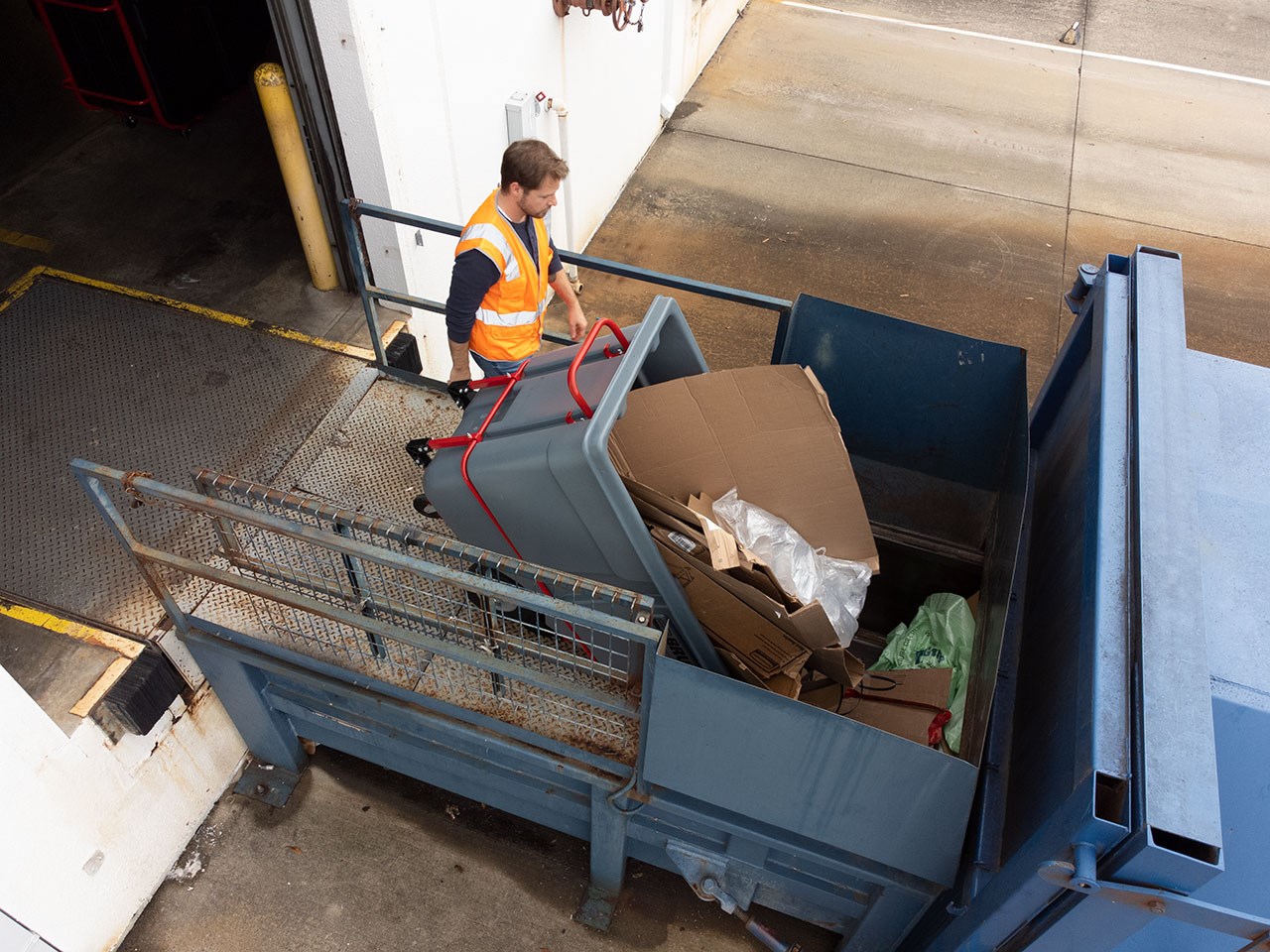 The BRUTE Standard Duty Tilt Truck has industrial strength construction and can transport heavy loads up to 1,250 lbs. with ease.