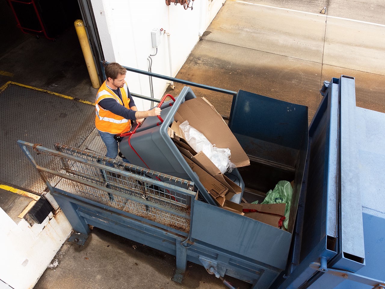 The BRUTE Standard Duty Tilt Truck has industrial strength construction and can transport heavy loads up to 850 lbs. with ease.