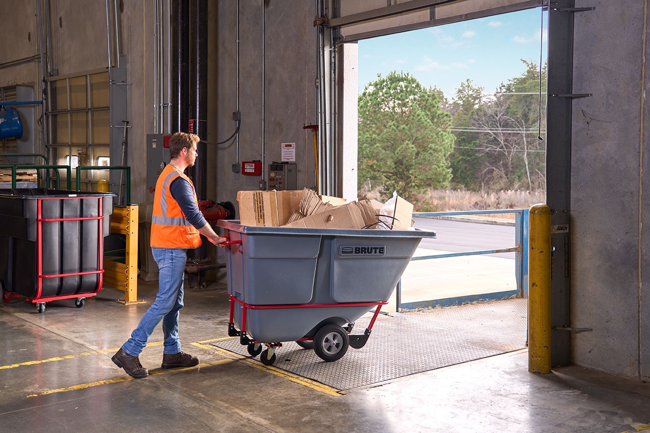The BRUTE Standard Duty Tilt Truck has industrial strength construction and can transport heavy loads up to 850 lbs. with ease.