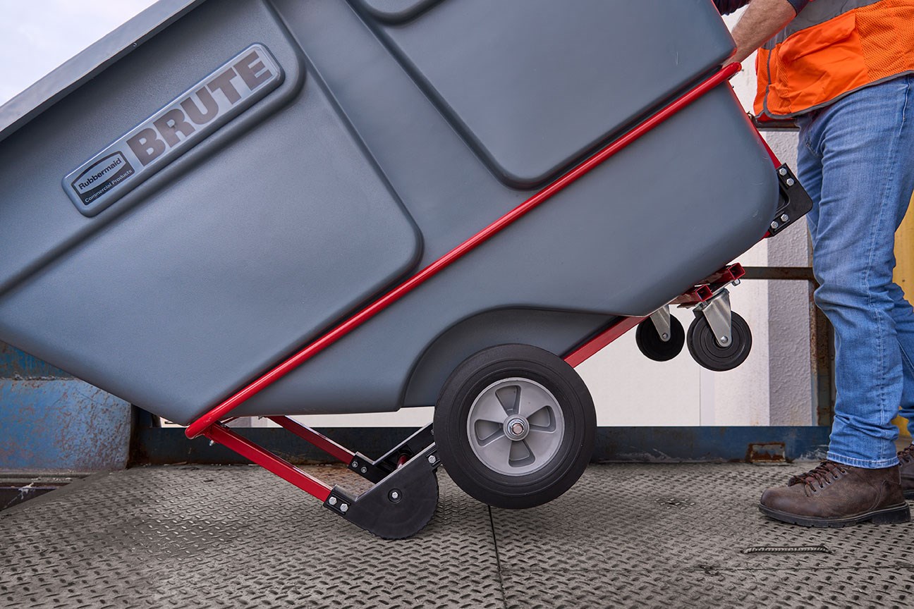 The BRUTE Standard Duty Tilt Truck has industrial strength construction and can transport heavy loads up to 850 lbs. with ease.