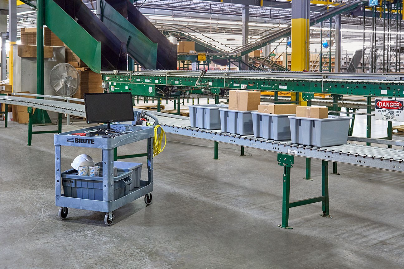 The BRUTE Heavy-Duty Utility Cart with Lipped Shelf transports materials, supplies, and heavy loads securely with up to 500 lbs. load capacity. The lipped shelves prevents items from falling off the cart and features an integrated V-notch to hold pipe and conduit securely for safe cutting.