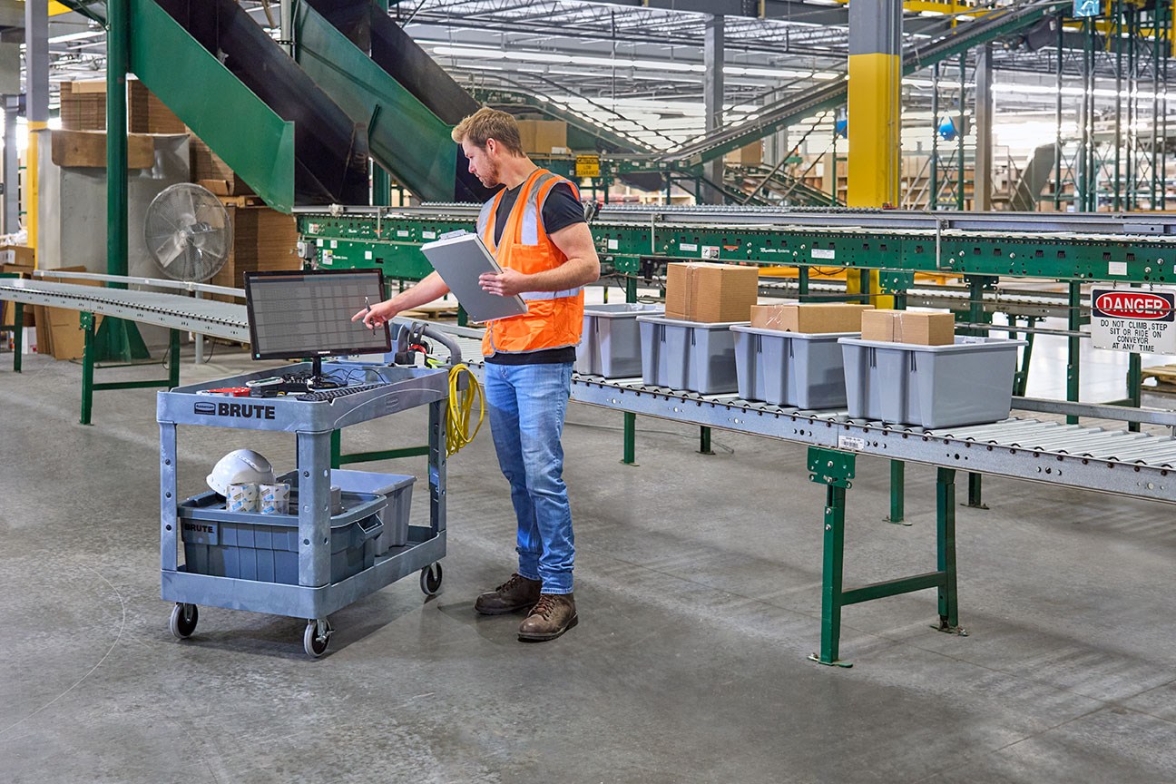 The BRUTE Heavy-Duty Utility Cart with Lipped Shelf transports materials, supplies, and heavy loads securely with up to 500 lbs. load capacity. The lipped shelves prevents items from falling off the cart and features an integrated V-notch to hold pipe and conduit securely for safe cutting.