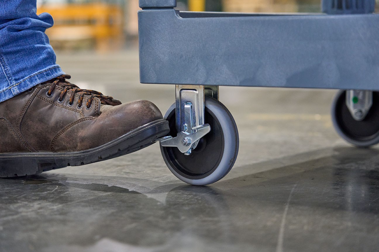 The BRUTE Heavy-Duty Utility Cart with Lipped Shelf transports materials, supplies, and heavy loads securely with up to 500 lbs. load capacity. The lipped shelves prevents items from falling off the cart and features an integrated V-notch to hold pipe and conduit securely for safe cutting.