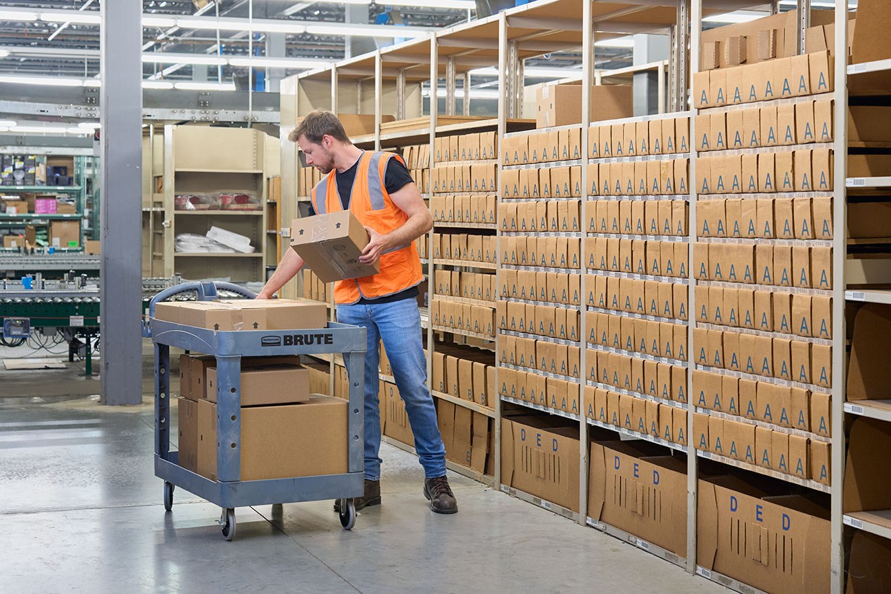 The BRUTE Heavy-Duty Utility Cart with Lipped Shelf transports materials, supplies, and heavy loads securely with up to 500 lbs. load capacity. The lipped shelves prevents items from falling off the cart and features an integrated V-notch to hold pipe and conduit securely for safe cutting.