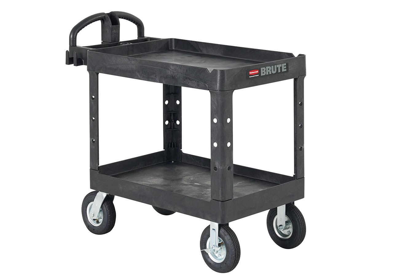 BRUTE Heavy Duty Utility Cart（BRUTEヘビーデューティーユーティリティーカート）（棚板付き）は耐久性に優れた多用途カートで、材料、消耗品、重量物（最大750ポンド）の運搬に最適です。棚板は荷物の落下を防ぎ、パイプや電線管を安全に切断できるよう、Vノッチが付いています。