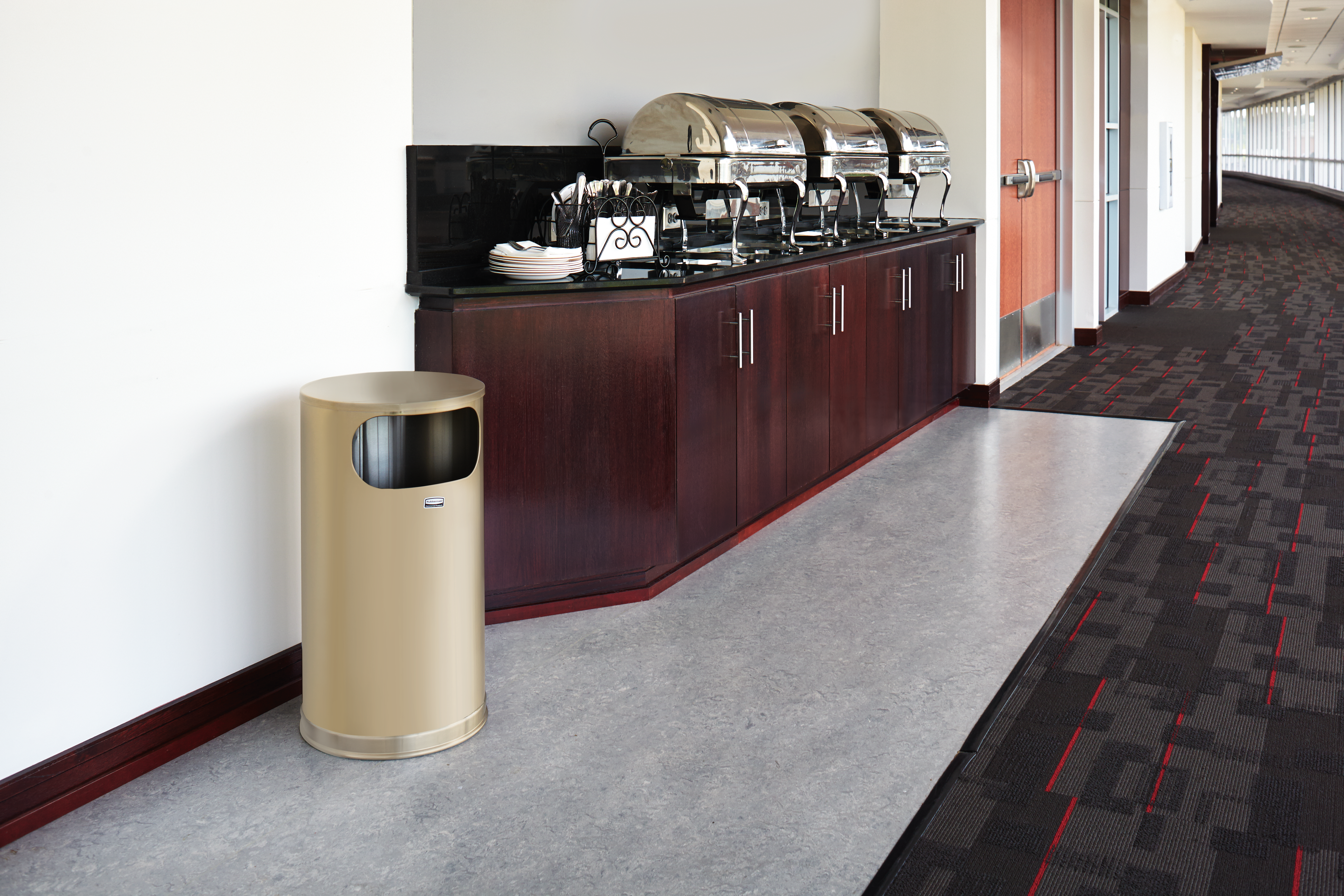 Il bidone da interni FGSO16 Metallic Series da 45 l è realizzato in acciaio ignifugo a elevato spessore. Il design elegante è perfetto per gli ambienti più raffinati.