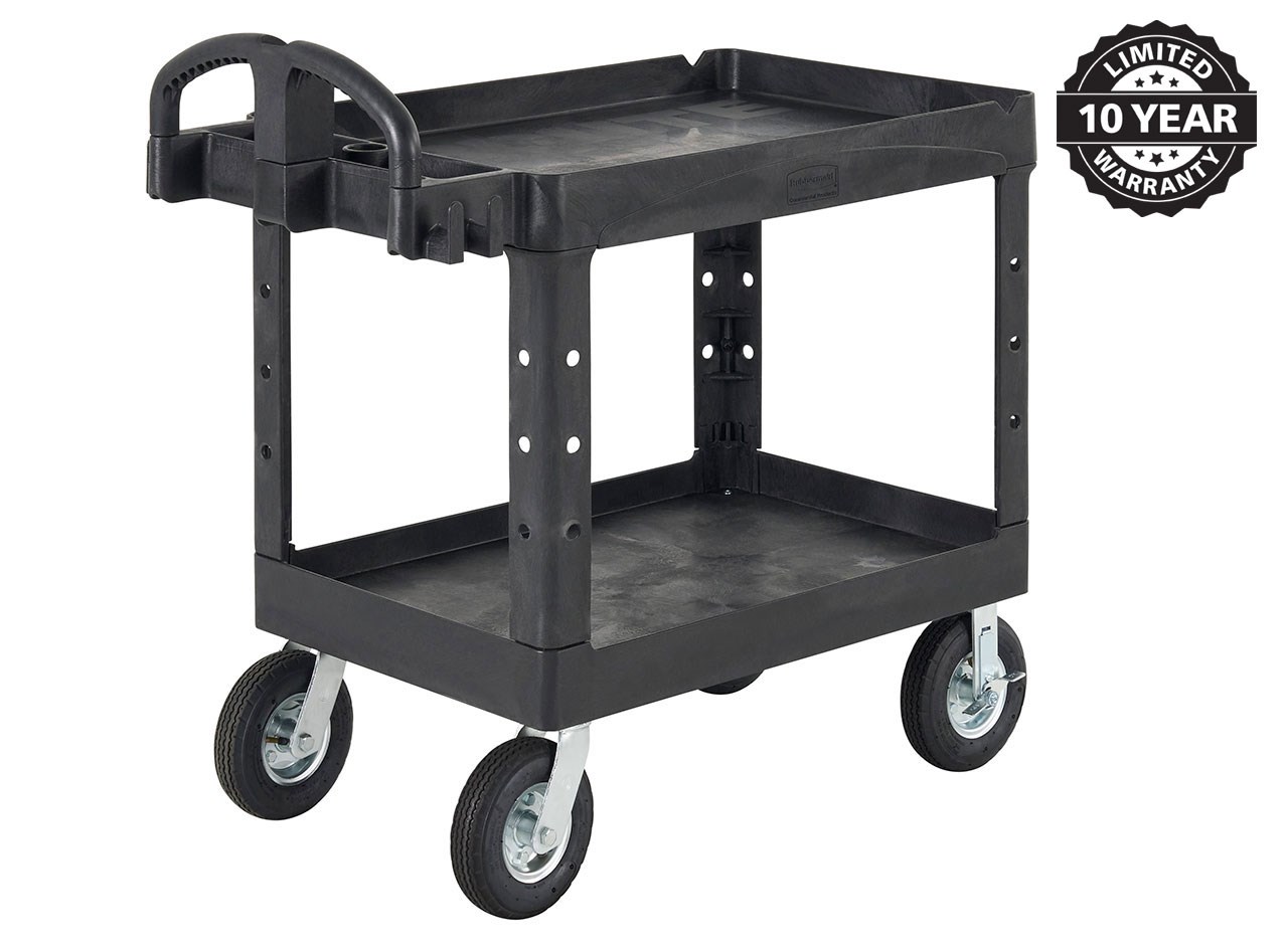 BRUTE Heavy Duty Utility Cart（BRUTEヘビーデューティーユーティリティーカート）（棚板付き）は耐久性に優れた多用途カートで、材料、消耗品、重量物（最大750ポンド）の運搬に最適です。棚板は荷物の落下を防ぎ、パイプや電線管を安全に切断できるよう、Vノッチが付いています。