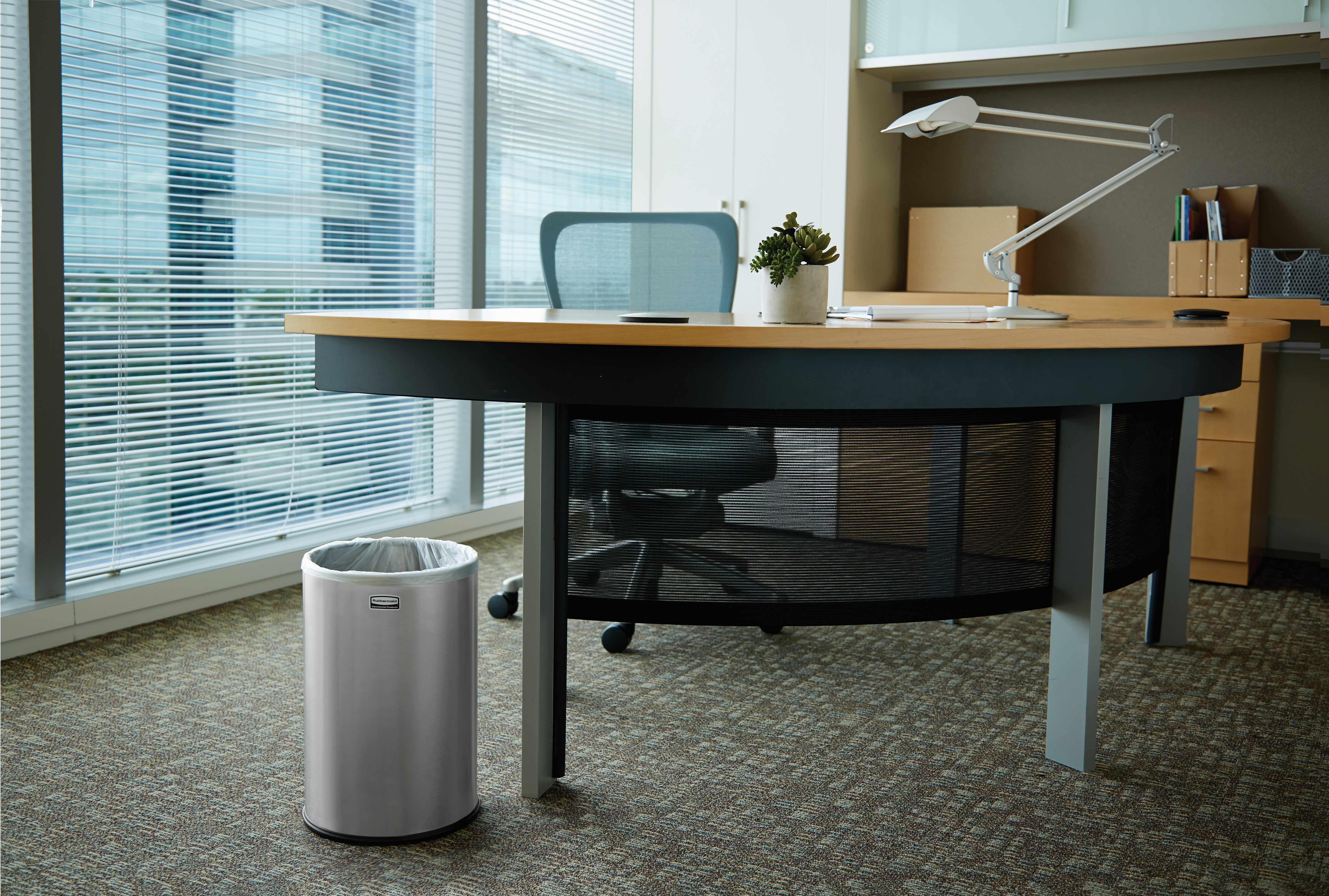 メタリック・シリーズ 5ガロン FGUB1900屋内用ゴミ箱は、ヘビーゲージの耐火スチール製。洗練された機能的なデザインで、高級感のあるインテリアに調和します。