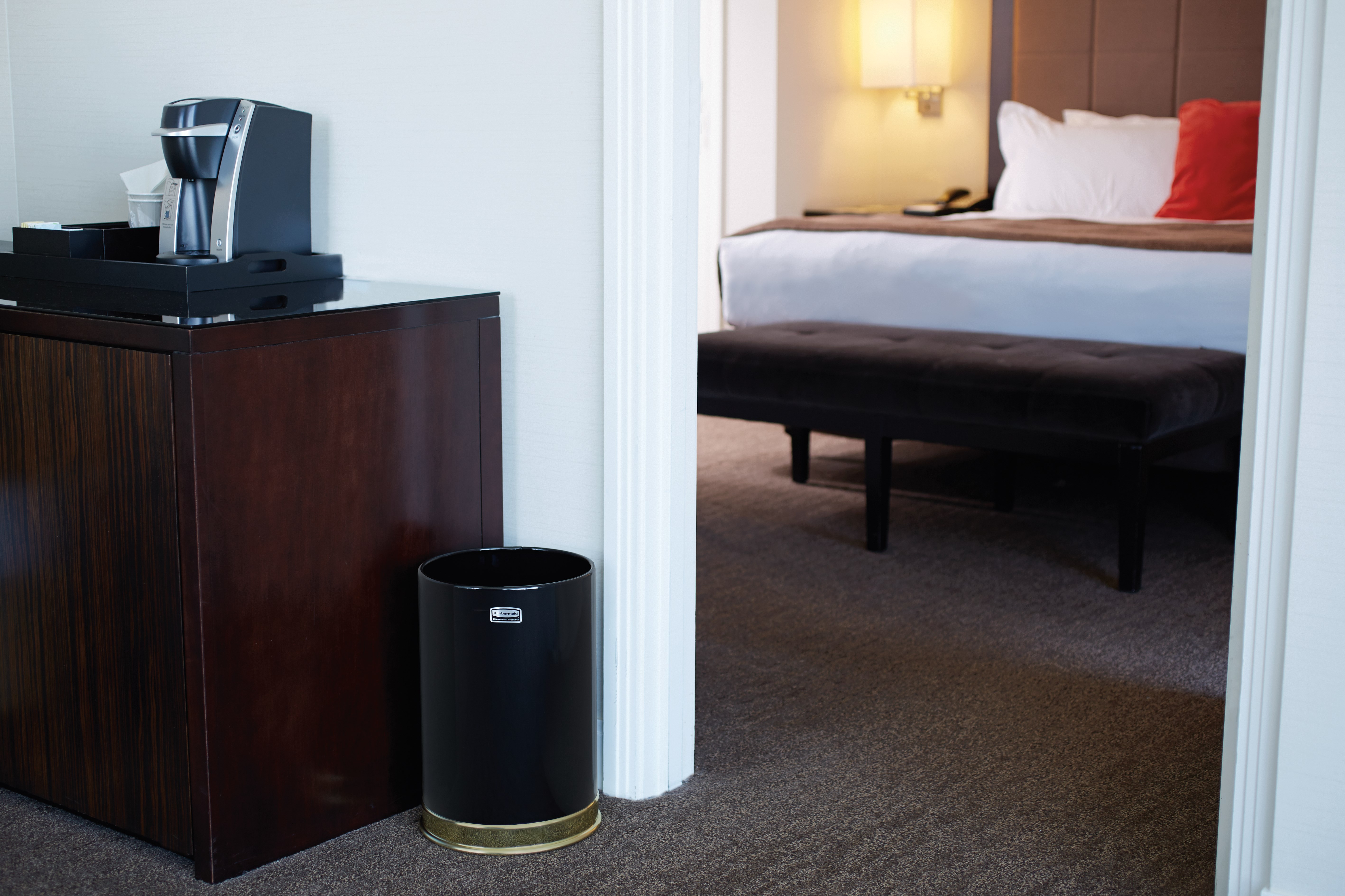 メタリック・シリーズ 5ガロン FGUB1900屋内用ゴミ箱は、ヘビーゲージの耐火スチール製。洗練された機能的なデザインで、高級感のあるインテリアに調和します。