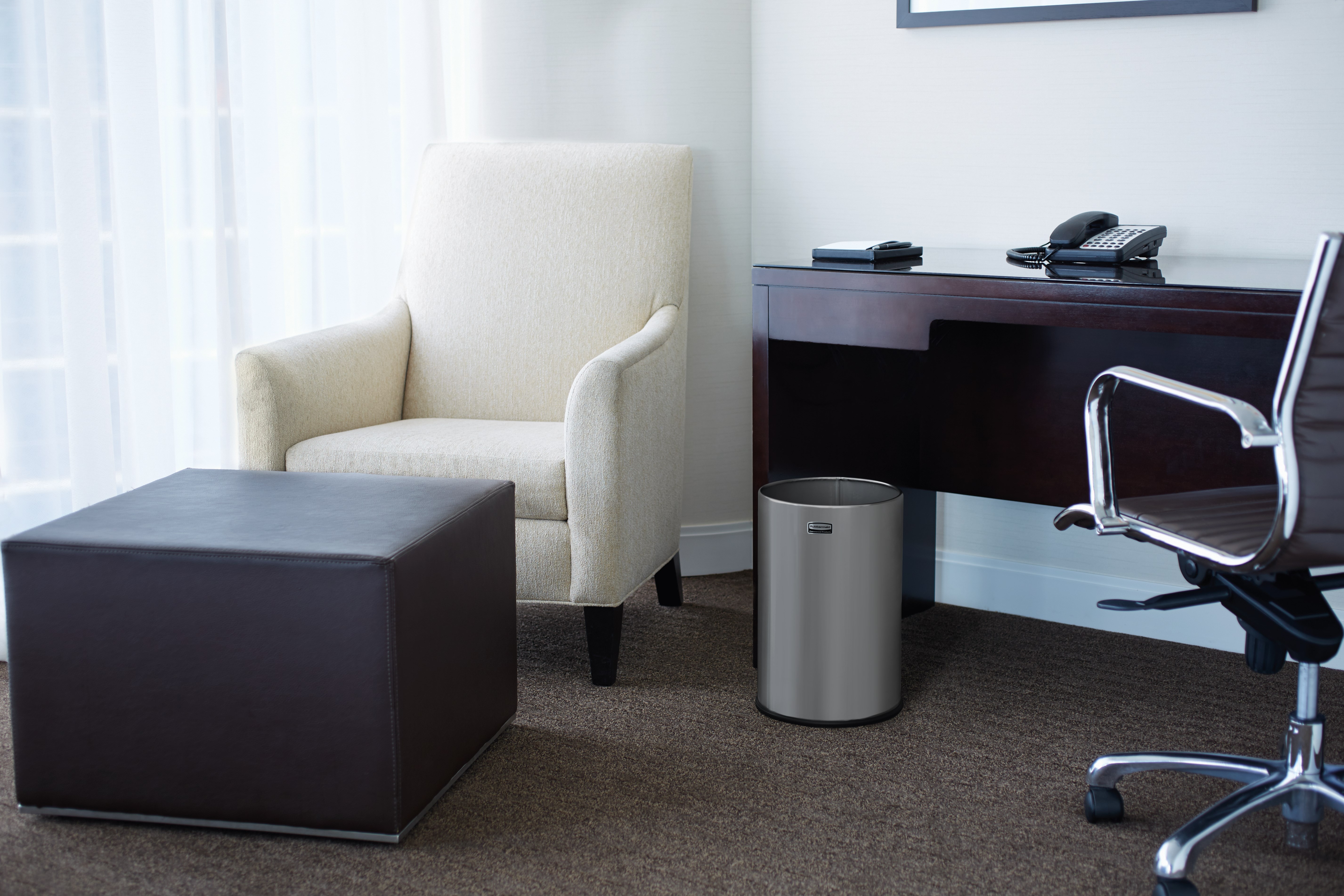 メタリック・シリーズ 5ガロン FGUB1900屋内用ゴミ箱は、ヘビーゲージの耐火スチール製。洗練された機能的なデザインで、高級感のあるインテリアに調和します。