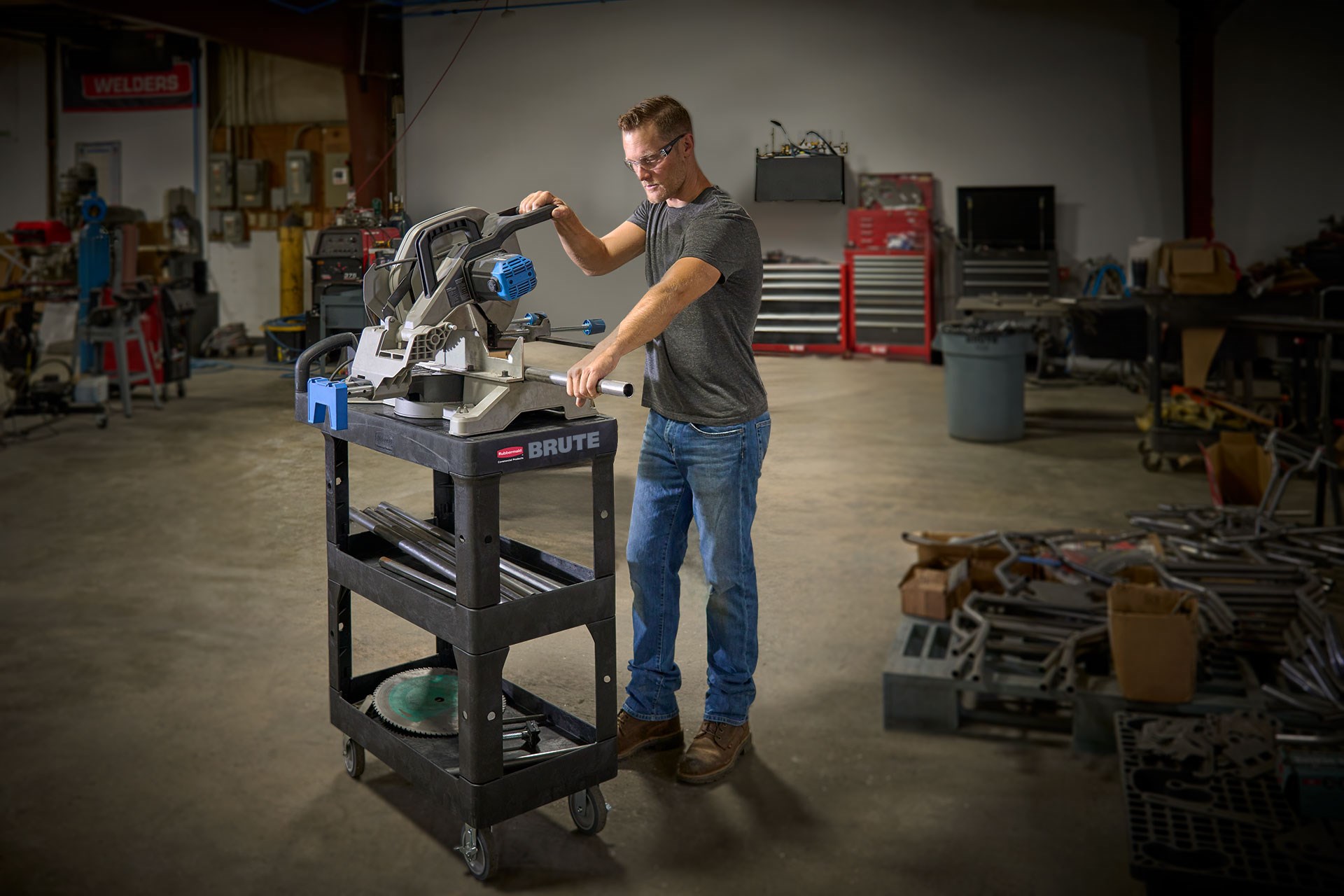 The BRUTE Heavy Duty 3-Shelf Utility Cart with a flat shelf is a durable versatile cart that is ideal for transporting materials, supplies, and heavy loads up to 600 lbs.