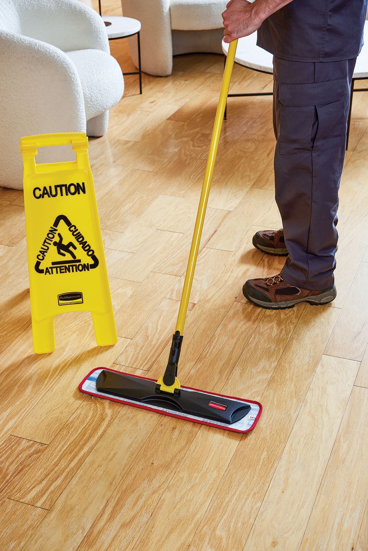 Khung nhựa ướt/khô Light Commercial Quick-Connect có cấu hình phẳng dễ dàng trượt dưới đồ nội thất và thiết bị. Nó tương thích với Tay cầm Light Commercial Quick-Connect, Miếng lau nhà và Miếng lau bụi (bán riêng) để giúp lau sàn nhanh hơn, tiện dụng và hiệu quả hơn so với cây lau nhà dây truyền thống để có cơ sở sạch hơn, lành mạnh hơn.