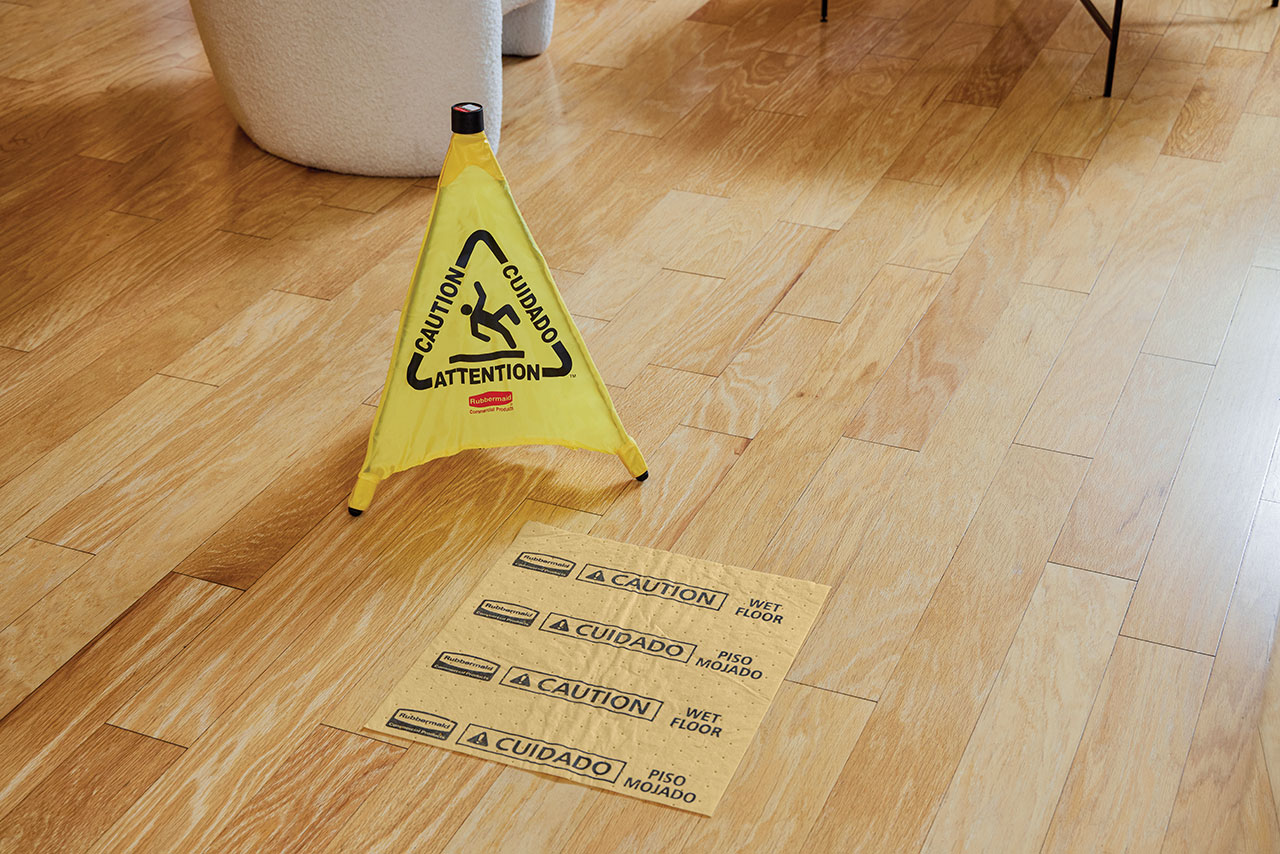 Opvouwbaar bordje wordt automatisch geactiveerd wanneer het uit de muurbevestiging wordt gehaald. Meertalige veiligheidscommunicatie maakt gebruik van ANSI/OSHA-conforme kleuren en afbeeldingen