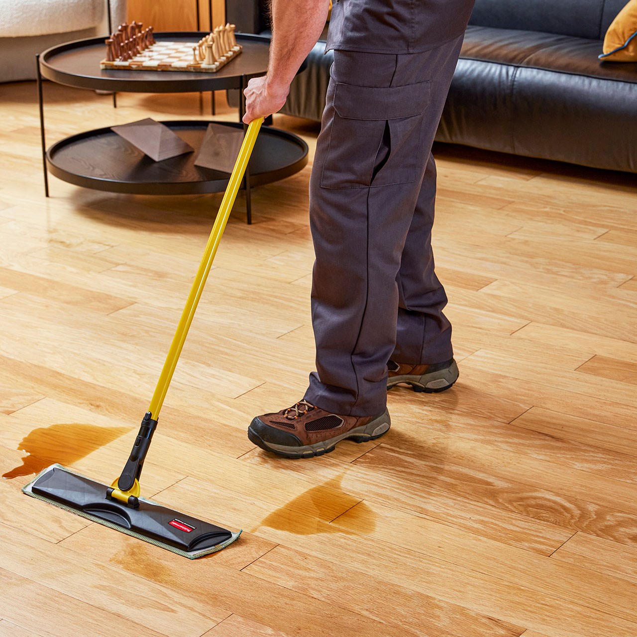 Khung nhựa ướt/khô Light Commercial Quick-Connect có cấu hình phẳng dễ dàng trượt dưới đồ nội thất và thiết bị. Nó tương thích với Tay cầm Light Commercial Quick-Connect, Miếng lau nhà và Miếng lau bụi (bán riêng) để giúp lau sàn nhanh hơn, tiện dụng và hiệu quả hơn so với cây lau nhà dây truyền thống để có cơ sở sạch hơn, lành mạnh hơn.