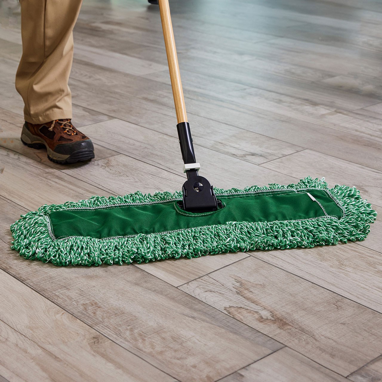 Microfiber Loop Dust Mop 36" features the cleaning power of microfiber combined with famous high-quality Rubbermaid construction.