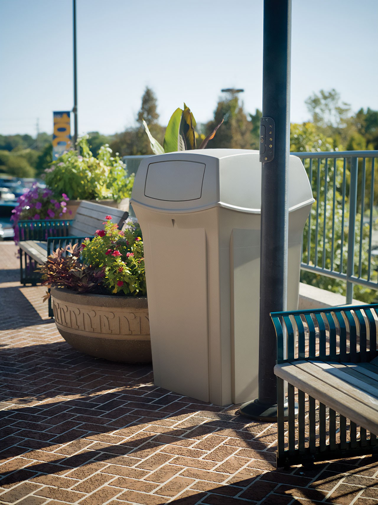 The Ranger® Container features Rubbermaid’s famous durability, modern styling, and easy-to-service design.