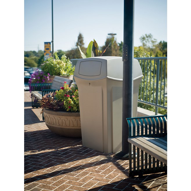 The Ranger® Container features Rubbermaid’s famous durability, modern styling, and easy-to-service design.