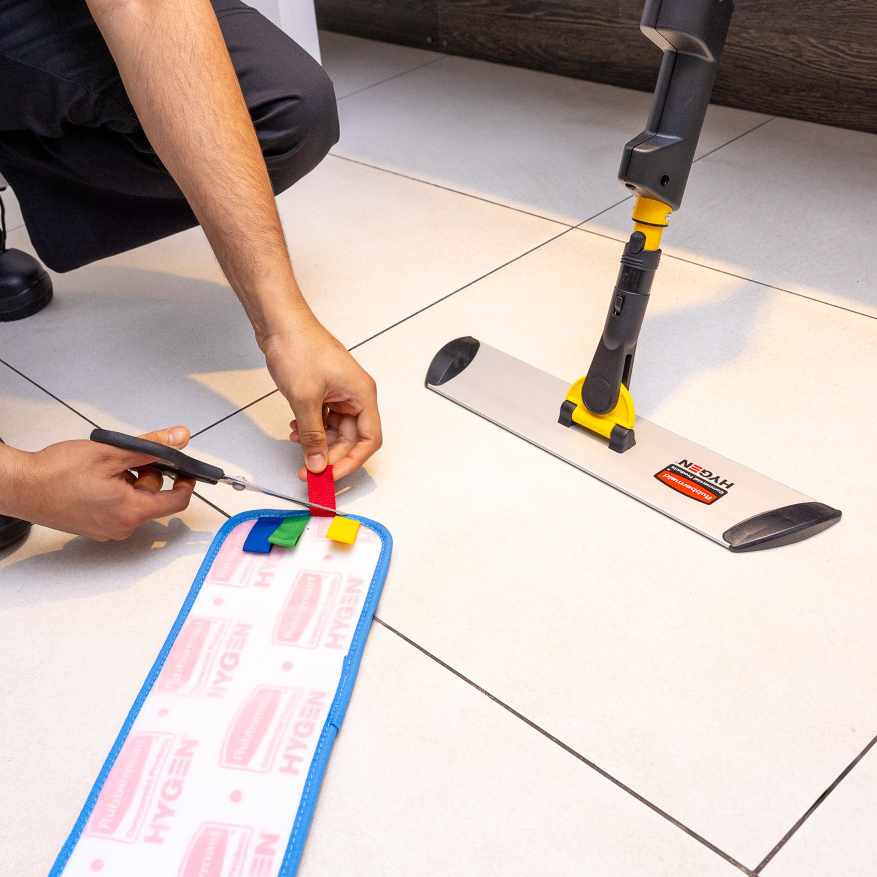 Rubbermaid Commercial Products Hygen Pulse Microfibre Spray Mop Kit | 0.6L Fluid Reservoir | Hospitality, Offices & Commercial Use.