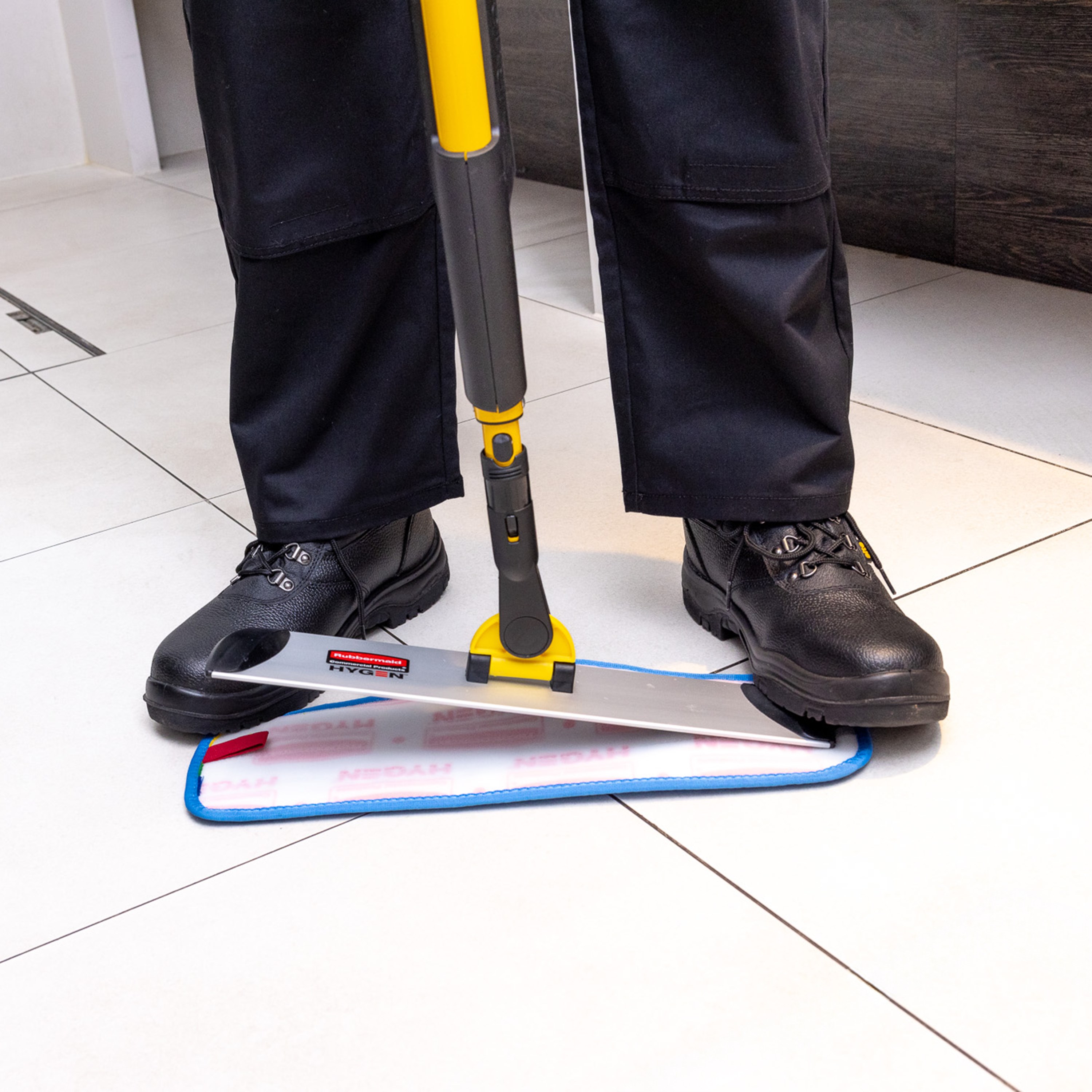 Rubbermaid Commercial Products Hygen Pulse Microfibre Spray Mop Kit | 0.6L Fluid Reservoir | Hospitality, Offices & Commercial Use.