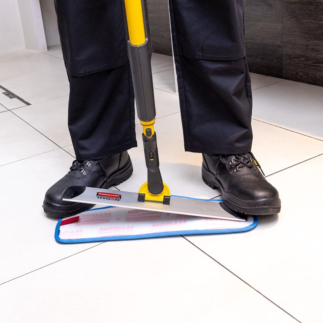 Das einseitige HYGEN™ PULSE™ Mopp-Set reinigt mehr Fläche in weniger Zeit. Die branchenweit beste Mikrofaser, der integrierte Reinigungsbehälter und die benutzergesteuerte Reinigungsmittelabgabe sorgen für eine schnellere, einfachere und effektivere Reinigung von Böden.