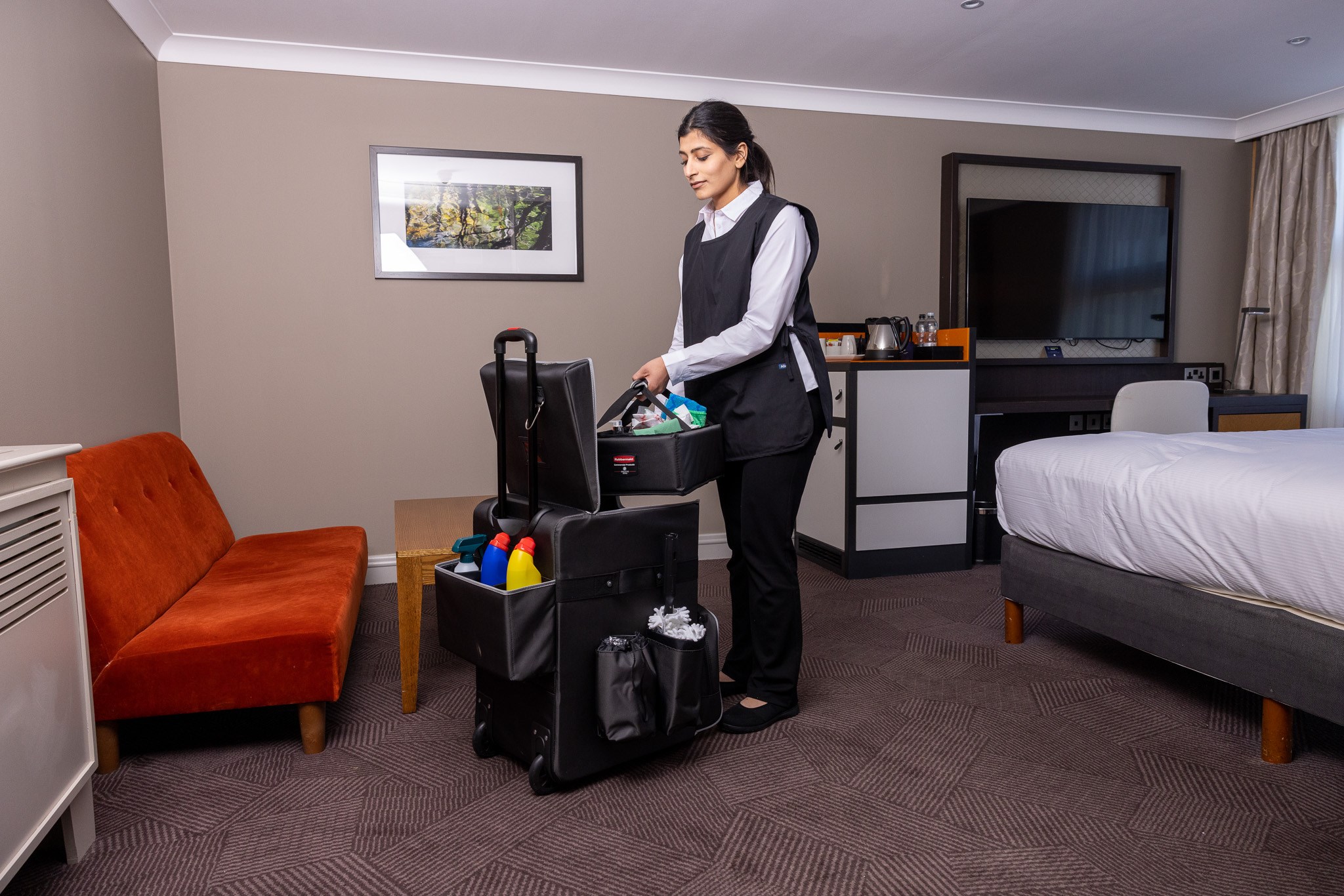 Der Quick-Cart-Mehrzweckwagen der Executive-Serie von Rubbermaid Commercial zählt zu den branchenweit haltbarsten mobilen Wagenlösungen in den Bereichen Hauswirtschaft, Haustechnik und Instandhaltung.