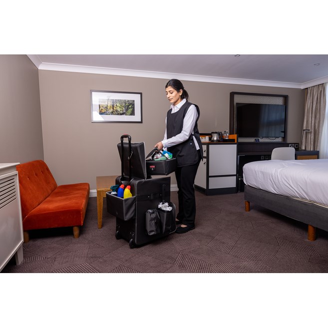 Der Quick-Cart-Mehrzweckwagen der Executive-Serie von Rubbermaid Commercial zählt zu den branchenweit haltbarsten mobilen Wagenlösungen in den Bereichen Hauswirtschaft, Haustechnik und Instandhaltung.