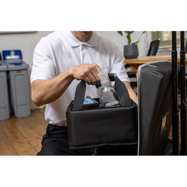 Der Quick-Cart-Mehrzweckwagen der Executive-Serie von Rubbermaid Commercial zählt zu den branchenweit haltbarsten mobilen Wagenlösungen in den Bereichen Hauswirtschaft, Haustechnik und Instandhaltung.