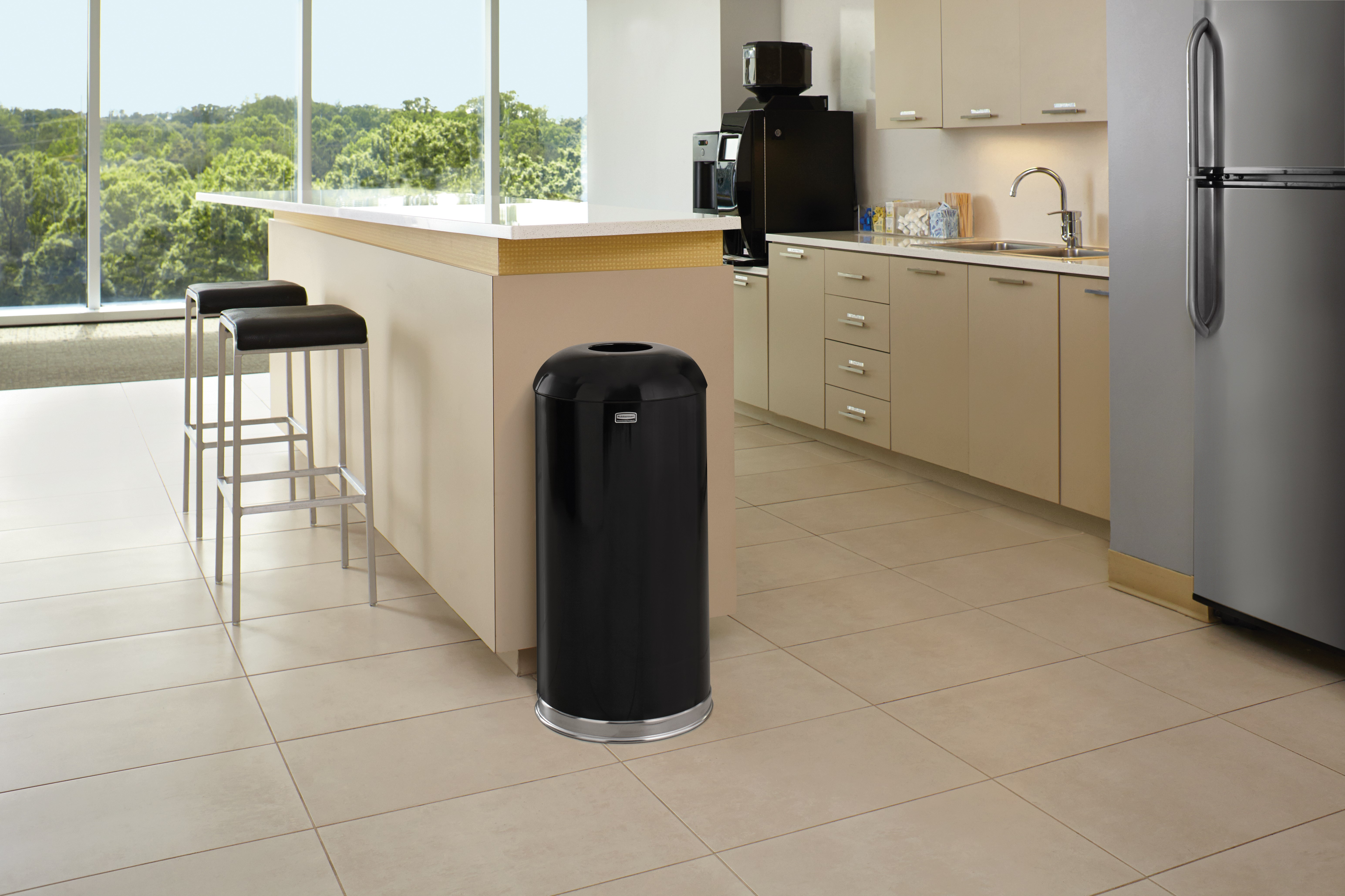 클래식한 원형 상단 디자인이 특징인 라운드 탑 15갤런 FGR32 라운드 탑 장식용 실내 쓰레기통은 화재에 안전한 헤비 게이지 강철로 제작되었으며 OSHA 표준을 준수합니다.