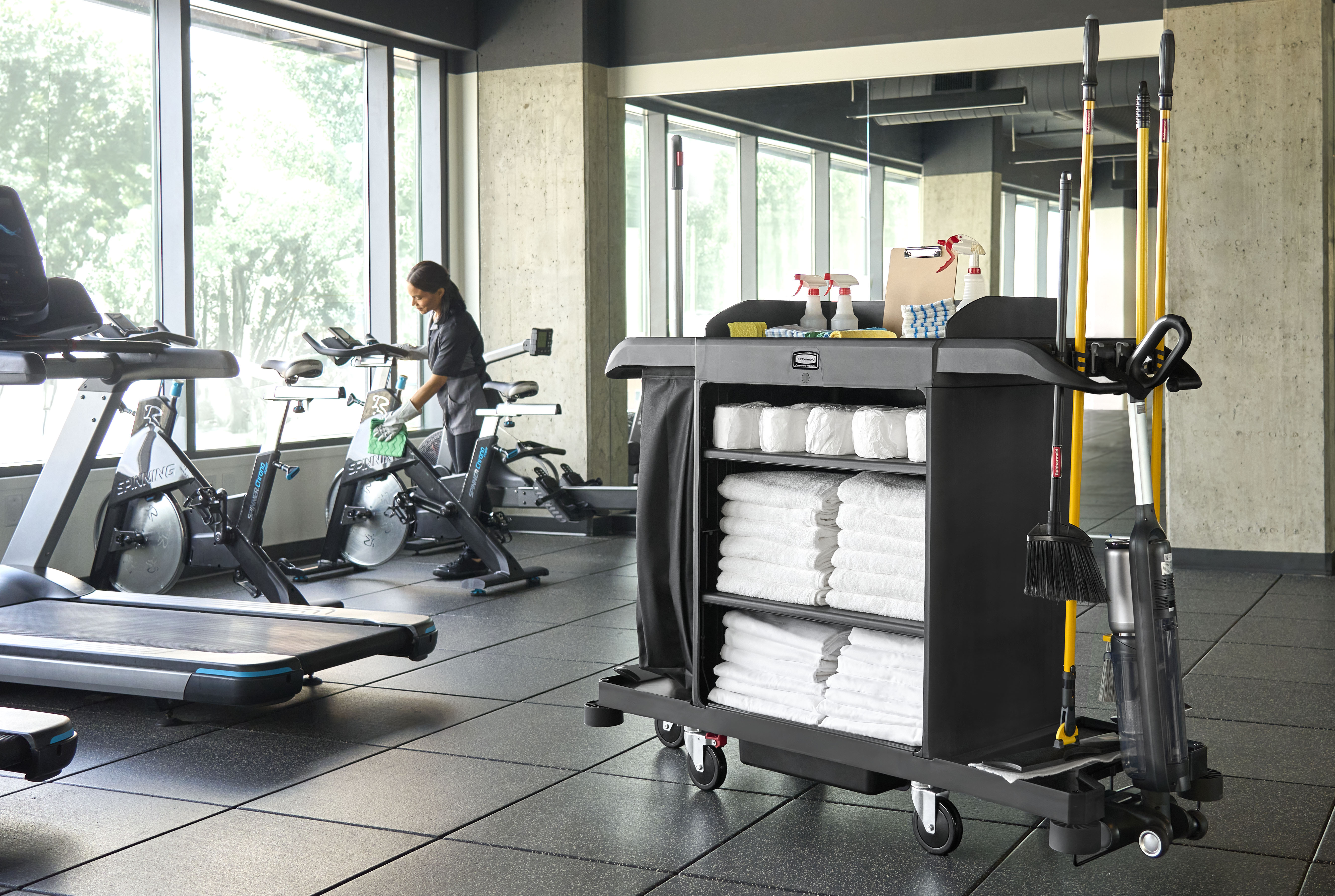 El Carro de Limpieza de Tamaño Completo es la solución integral para una limpieza eficiente, con maniobrabilidad de 360° y organización personalizable con dos estantes ajustables.