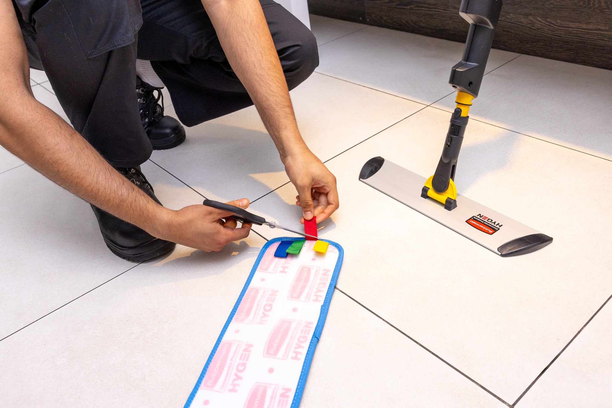 The Rubbermaid Commercial HYGEN™ Wet Pads are constructed of premium split nylon/polyester blend Microfibre that provides optimal wet mopping performance.