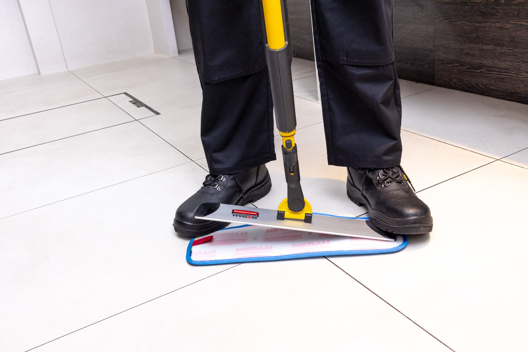 The Rubbermaid Commercial HYGEN™ Wet Pads are constructed of premium split nylon/polyester blend Microfibre that provides optimal wet mopping performance.