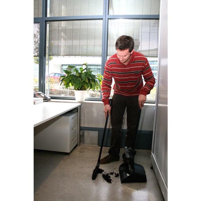 The Rubbermaid Commercial Executive Series Lobby Pro® Plastic Upright Dust Pan with Cover is ideal for use in your hotel lobby, restaurant lobby, or banquet hall.