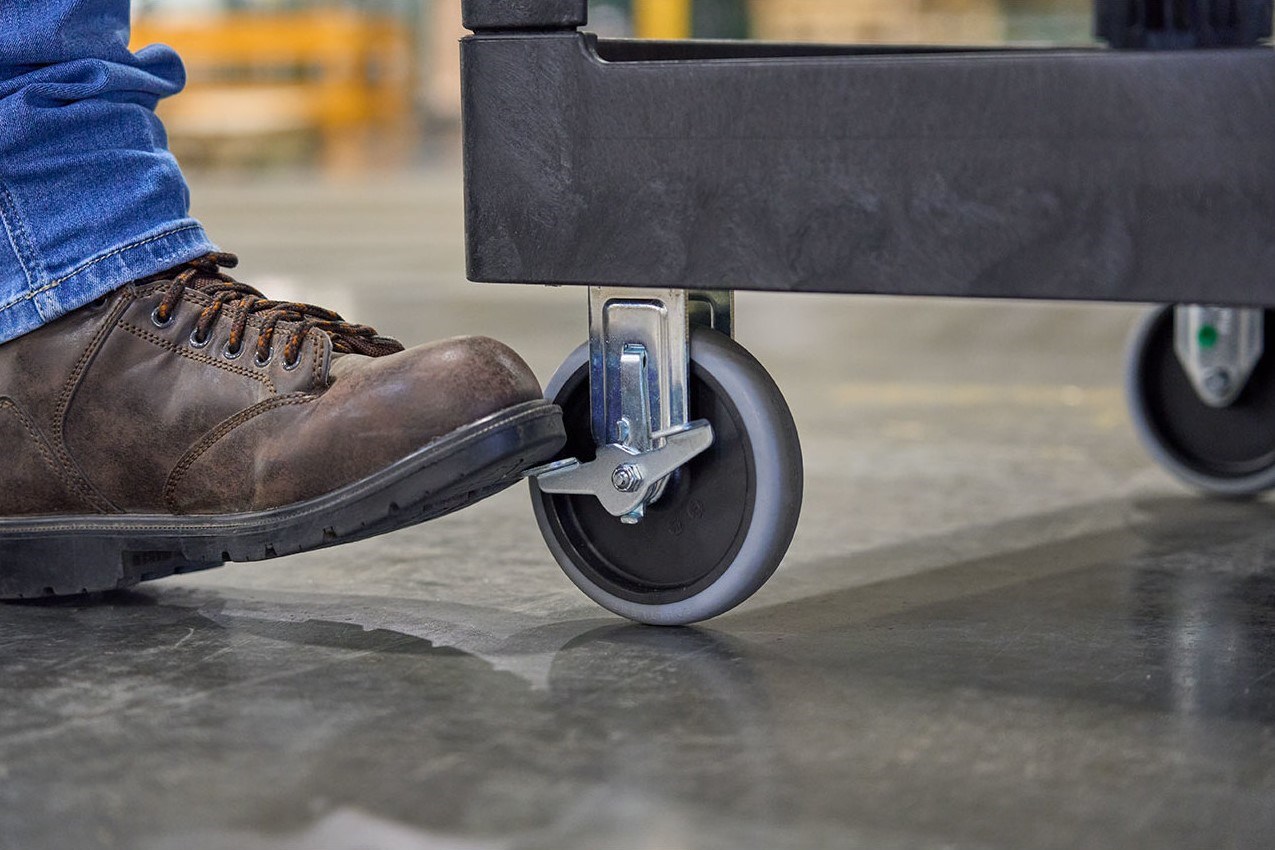 The BRUTE Heavy-Duty Utility Trolley is a robust and reliable transport solution for workshops, warehouses, and commercial environments. Designed with lipped shelves to keep items secure, this durable structural foam trolley resists rust, dents, and chips, making it ideal for demanding workplaces.