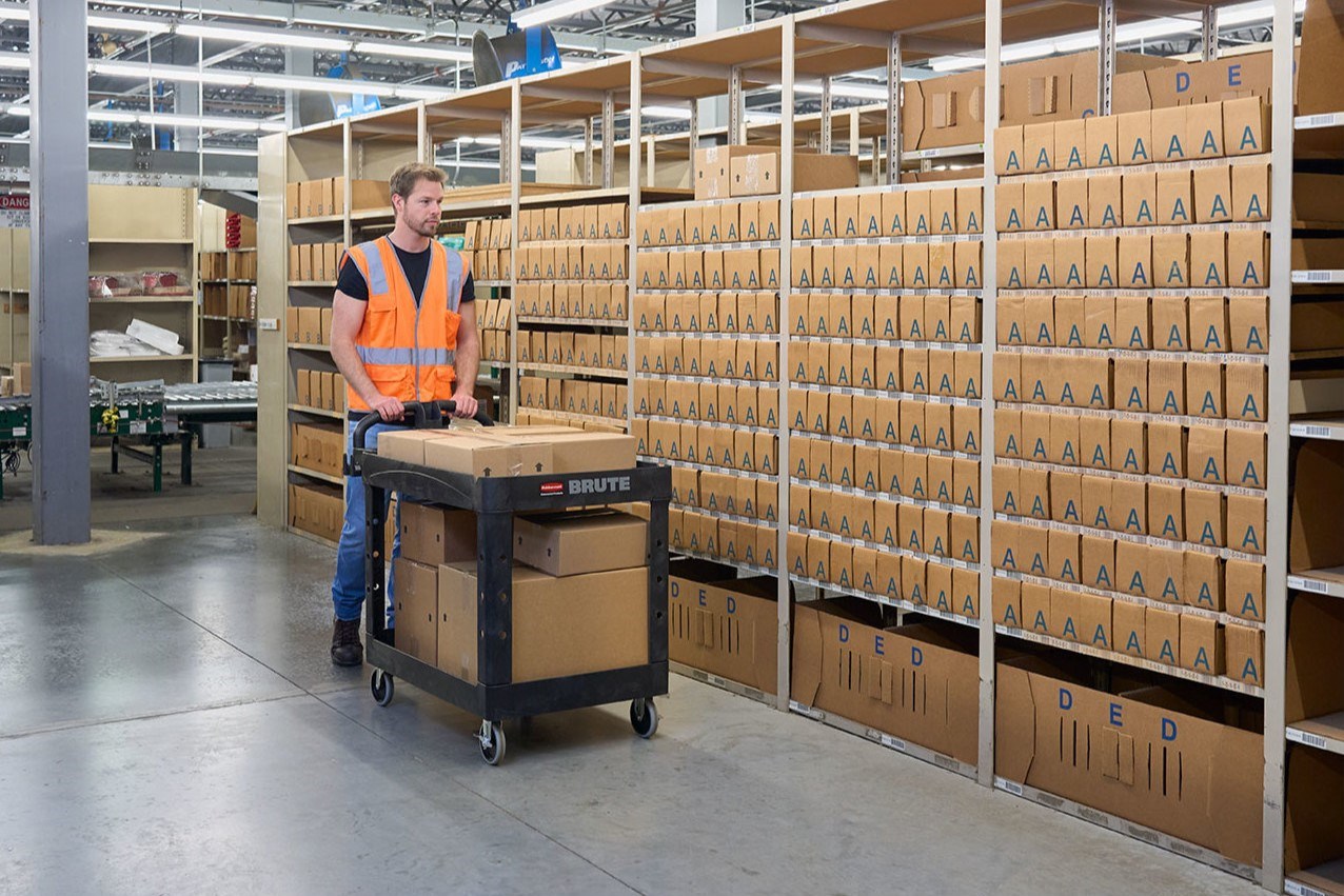 The BRUTE Heavy-Duty Utility Trolley is a robust and reliable transport solution for workshops, warehouses, and commercial environments. Designed with lipped shelves to keep items secure, this durable structural foam trolley resists rust, dents, and chips, making it ideal for demanding workplaces.