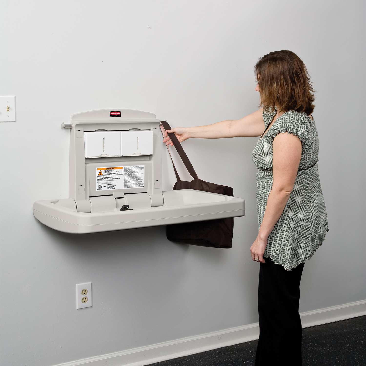 Hecho con polipropileno de alta densidad para reducir la absorción de humedad, el cambiador de bebés cumple con todos los estándares de seguridad ASTM, ADA y EN globales.